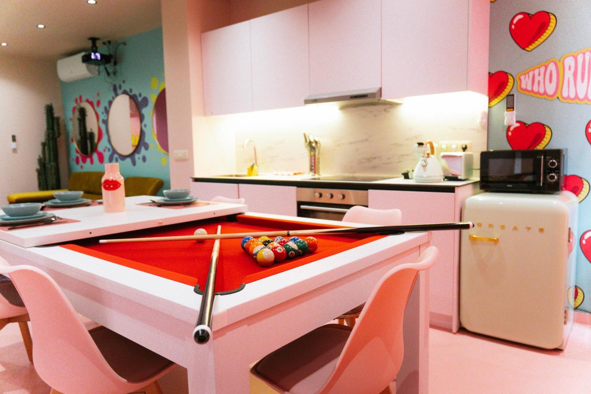 Capsule Girl Power - Balneo - Sauna - Karaoke - Billard - 2 Appartement Charleroi
