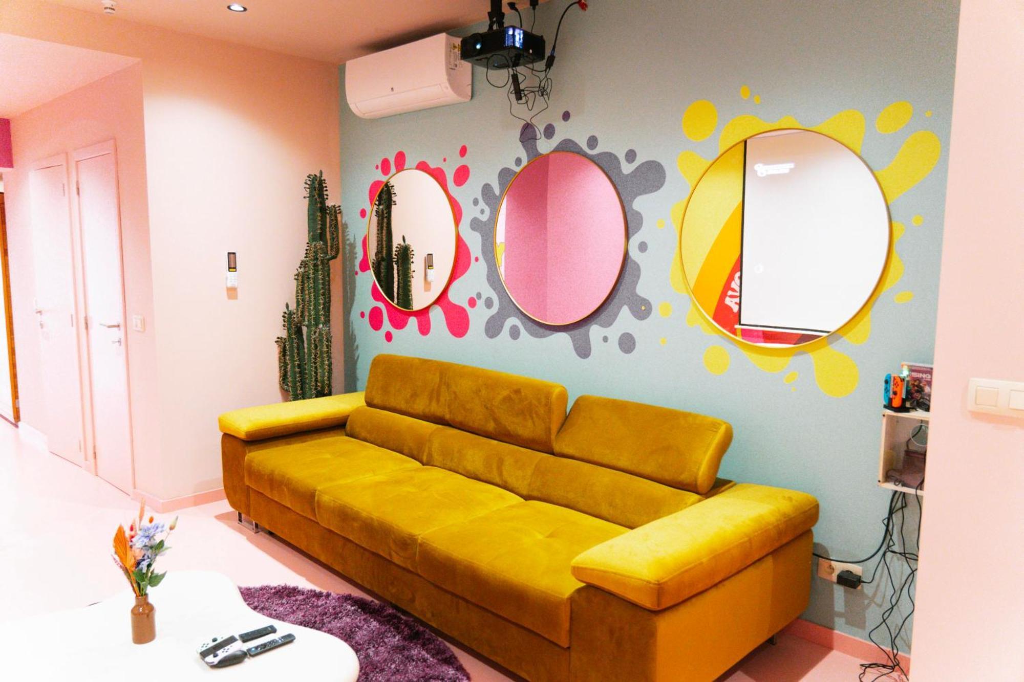 Capsule Girl Power - Balneo - Sauna - Karaoke - Billard - 2 Appartement Charleroi